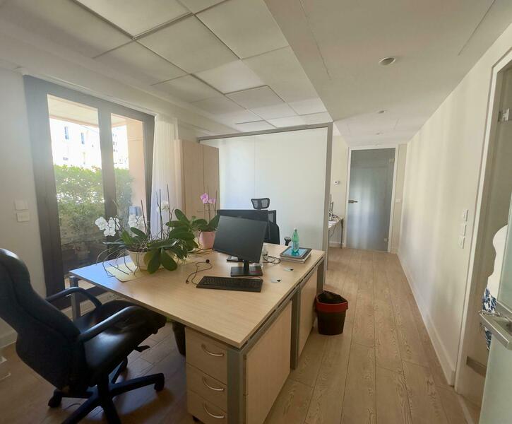 GOLDEN SQUARE : OFFICE WITH BEAUTIFUL SERVICES !