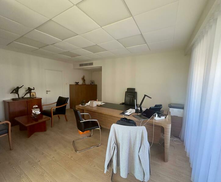 GOLDEN SQUARE : OFFICE WITH BEAUTIFUL SERVICES !