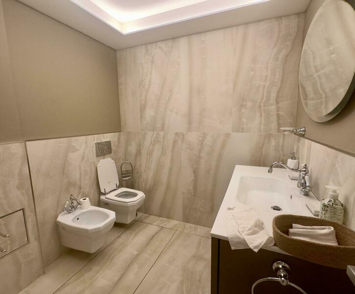 GOLDEN SQUARE : OFFICE WITH BEAUTIFUL SERVICES !