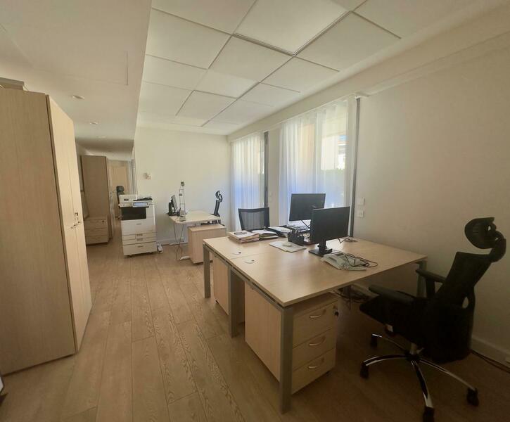 GOLDEN SQUARE : OFFICE WITH BEAUTIFUL SERVICES !