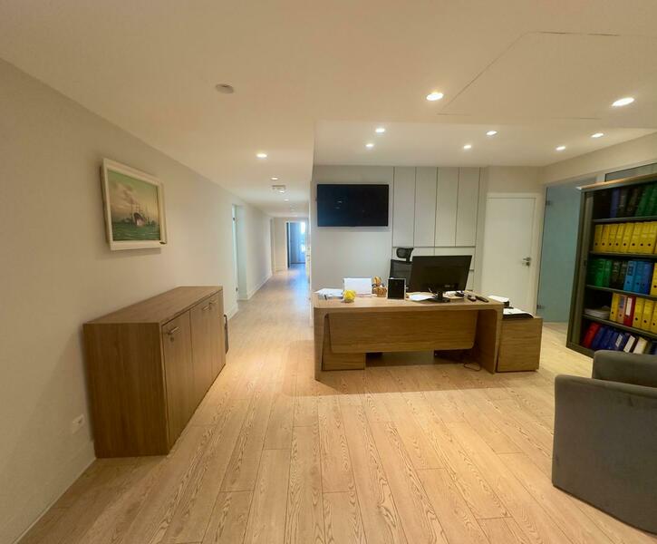 GOLDEN SQUARE : OFFICE WITH BEAUTIFUL SERVICES !