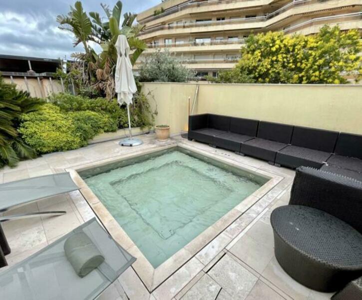 MAGNIFICA TERRAZZA SUL TETTO DI 3 STANZE - VILLA LES PINS